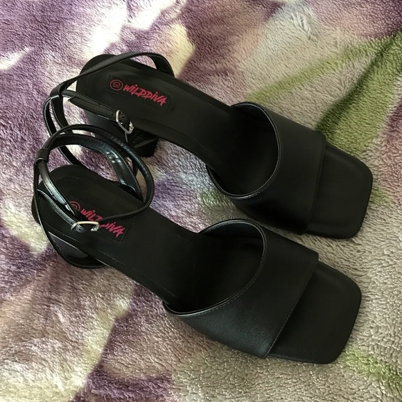 Wild Diva Ankle Strap Block Heeled Sandal - Picture 4 of 10